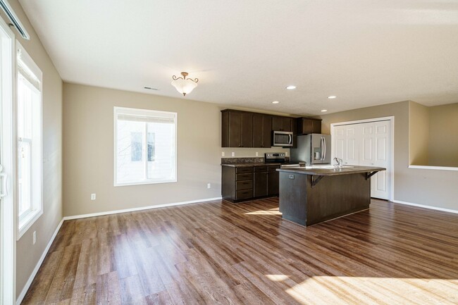 Building Photo - 3 Bedroom 2.5 Bath Duplex -Quick Easy Acce...