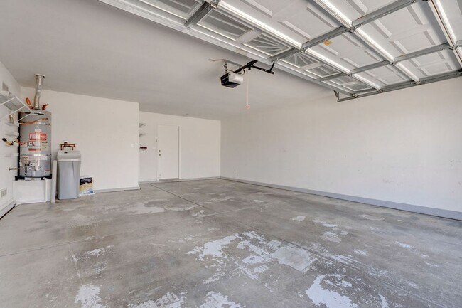 Building Photo - Beautiful 2 Bedroom Home Backing to Greenbelt