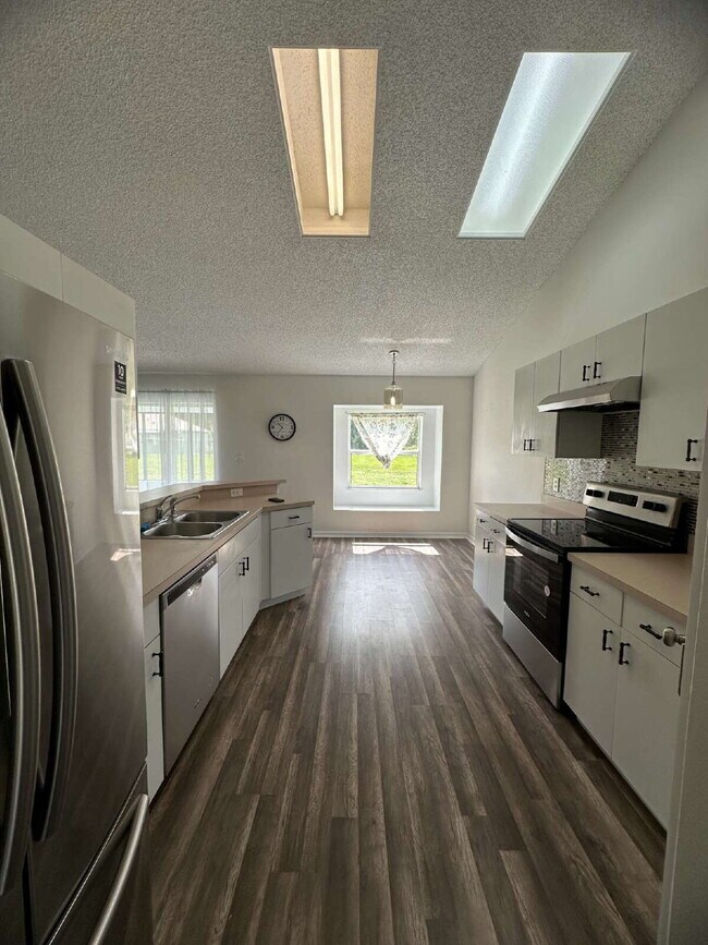 Building Photo - 3-Bedroom Home in Quiet Palm Bay