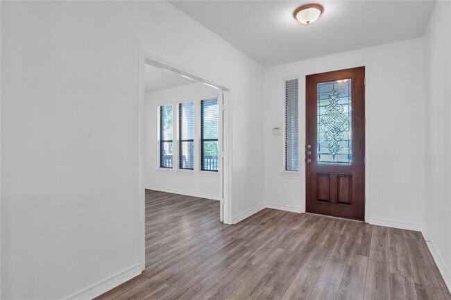 Building Photo - 10217 English Oak Dr