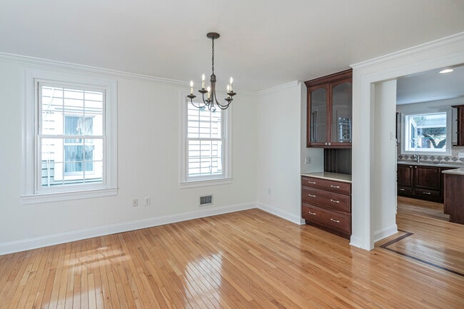 Building Photo - 35 Maple St