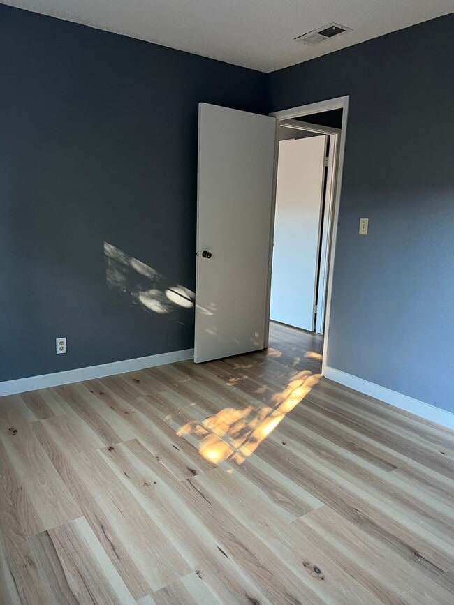 Building Photo - 4Bedroom House