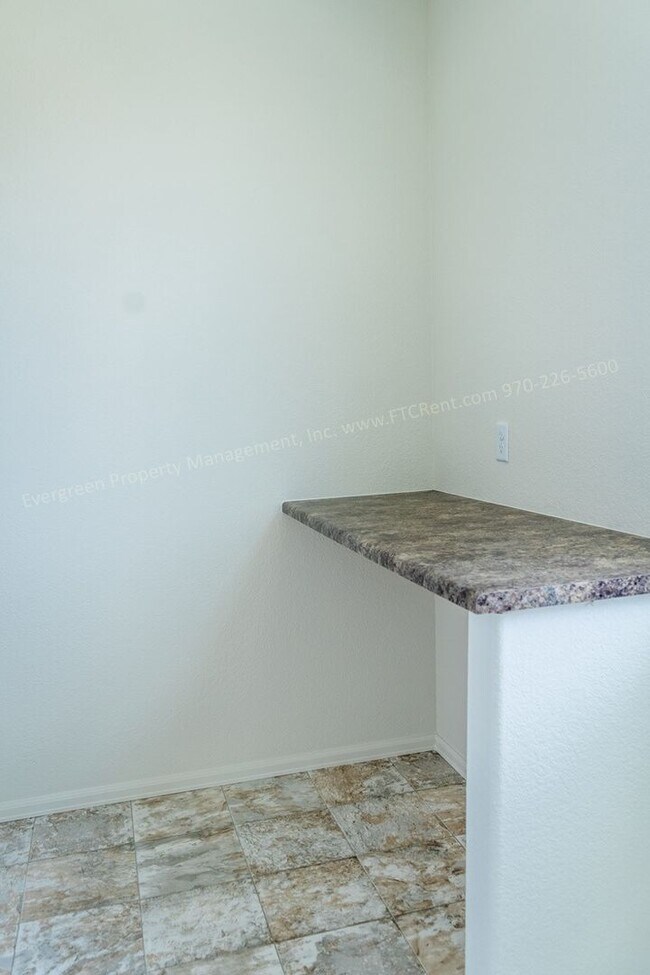 Building Photo - Gorgeous 4-Bed, 2.5 Bath Home in Windsor!