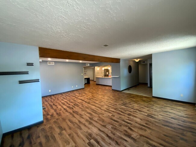 Building Photo - 3 Bedroom Single Story Home Available Near...