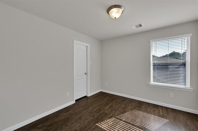 Building Photo - 946 Fife Dr