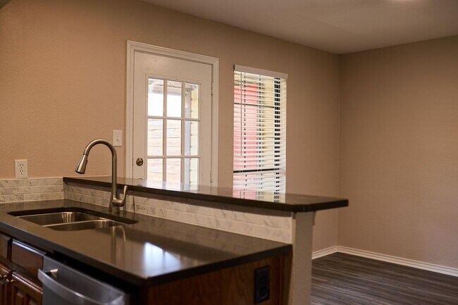 Building Photo - 900 Kilkenny Ct