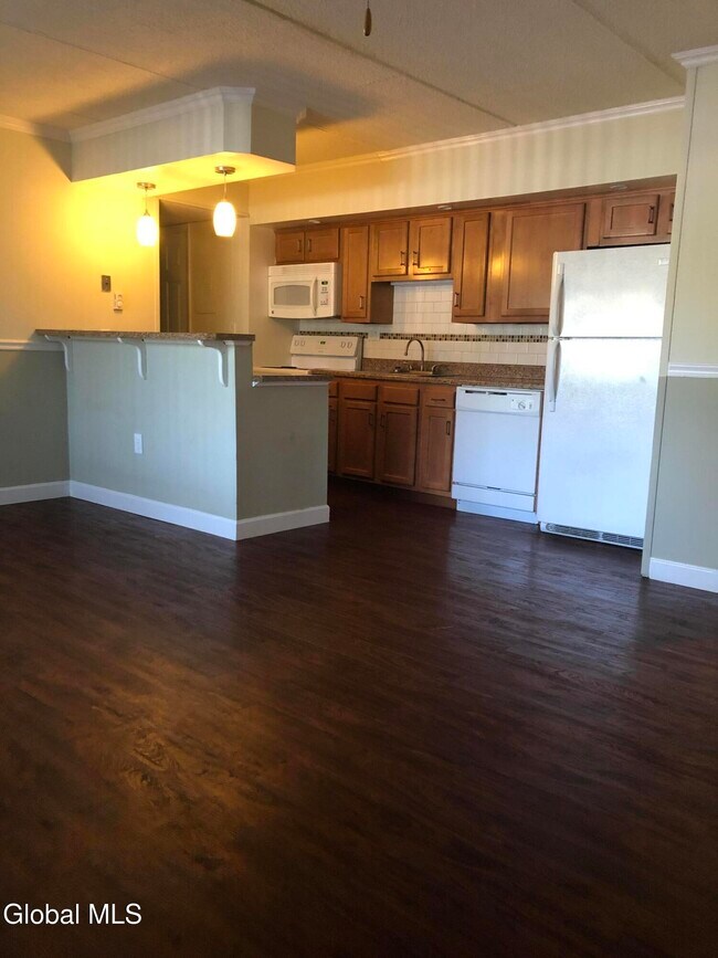 Building Photo - 82 Crescent St