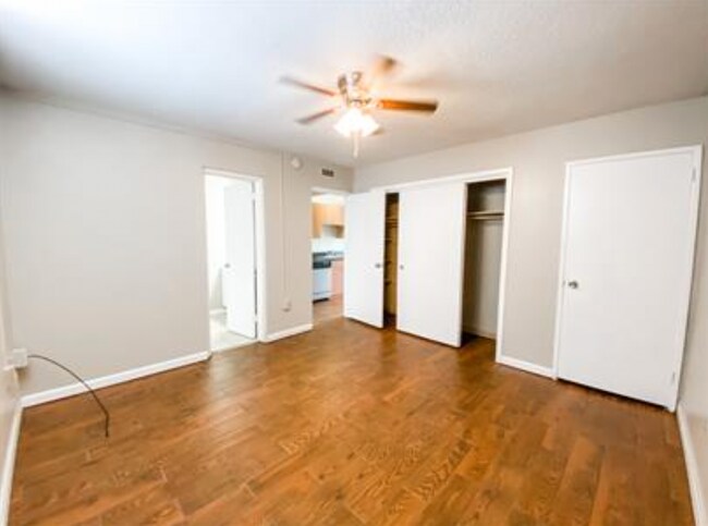 Building Photo - 2990 Rhodes Cir S
