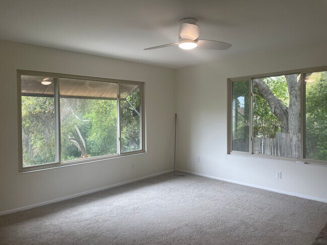 Building Photo - Upper East/Mission Area 3 Bedroom Home - Available Mid-August