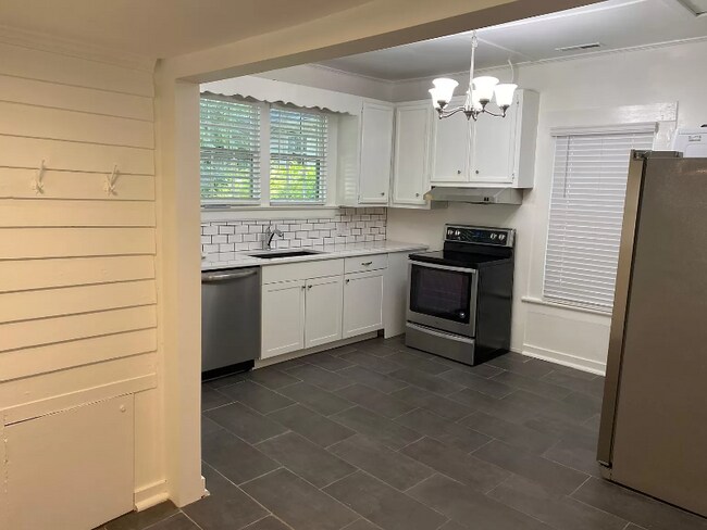 Building Photo - 508 W Cameron Ave