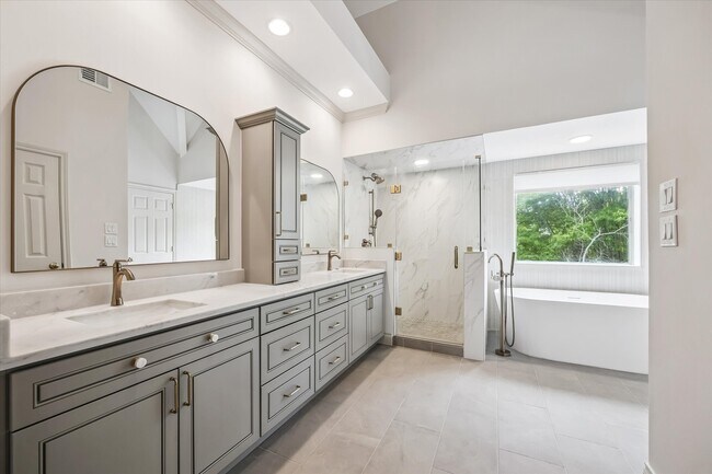 Building Photo - 1811 Devonshire Crescent