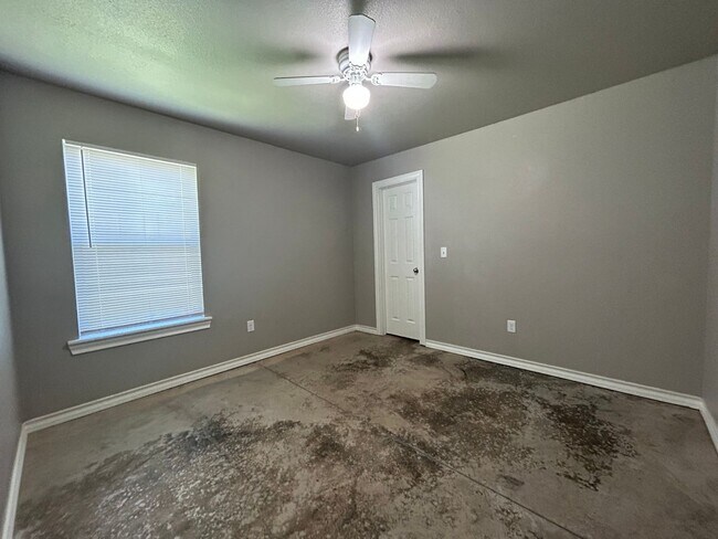 Building Photo - Beautiful Home Located Near High School, T...