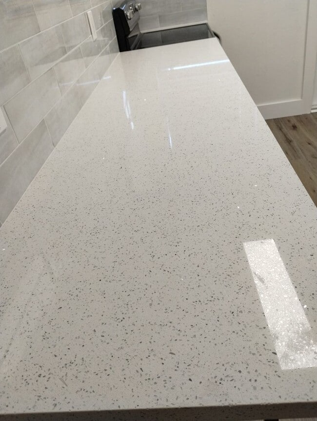 Building Photo - Beautifully Updated 2-Bedroom Home in Prim...