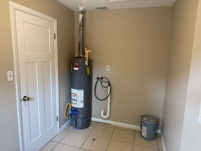 Building Photo - Leesburg Duplex