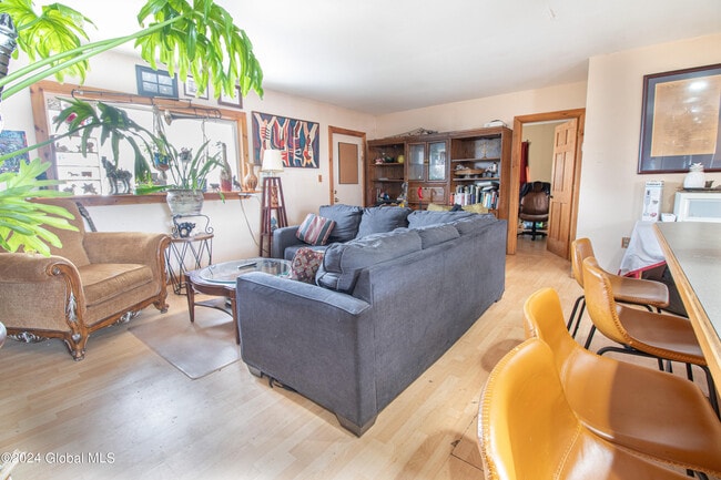 Building Photo - 99 1/2 Walworth St