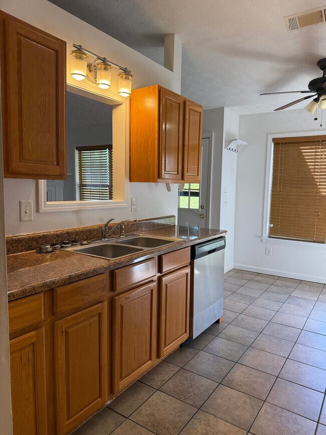Building Photo - 3 Bedroom 2 Bathroom Ranch Home