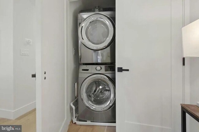 Building Photo - Modern 3BR/3BA Shaw Penthouse with Two Private Decks
