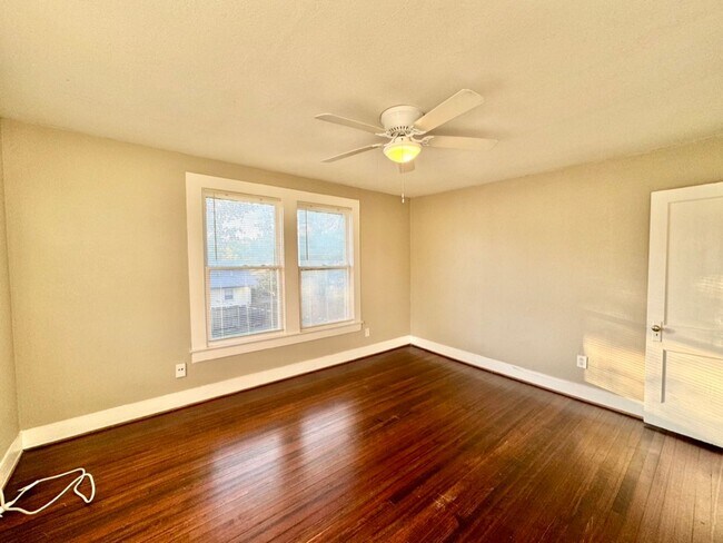 Building Photo - 1-Bedroom, 1-Bath Apartment in Junius Heights