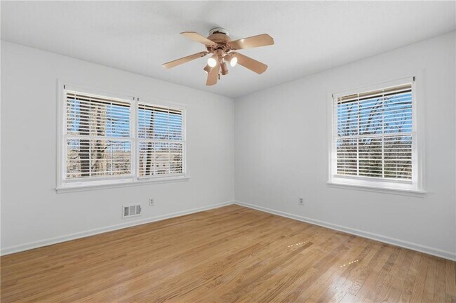 Building Photo - 1460 Hillcrest Dr