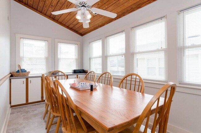 Building Photo - 8 Sunset Ave