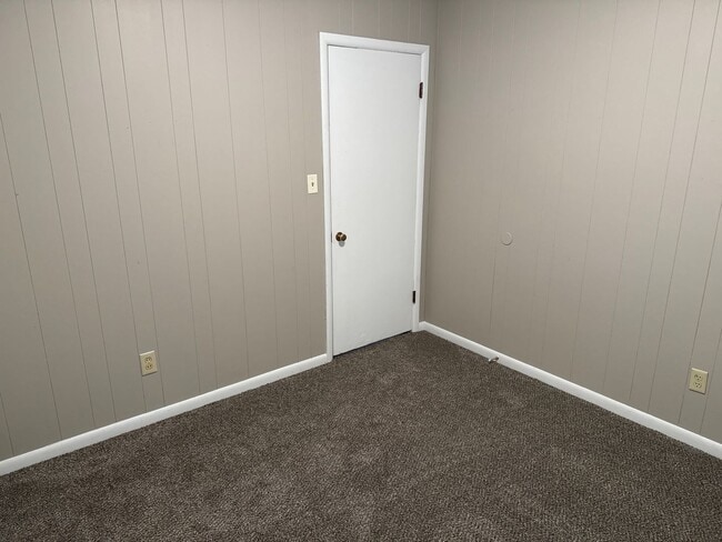 Building Photo - Totally Updated! New kitchen! 2 Living Areas! Kickapoo School District! $1,295