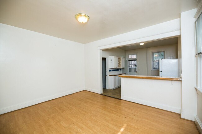 Building Photo - 2026/2027 JHU Off-Campus 5bd/3ba Charles Village w/ W/D & parking!.. Available 6/9/26