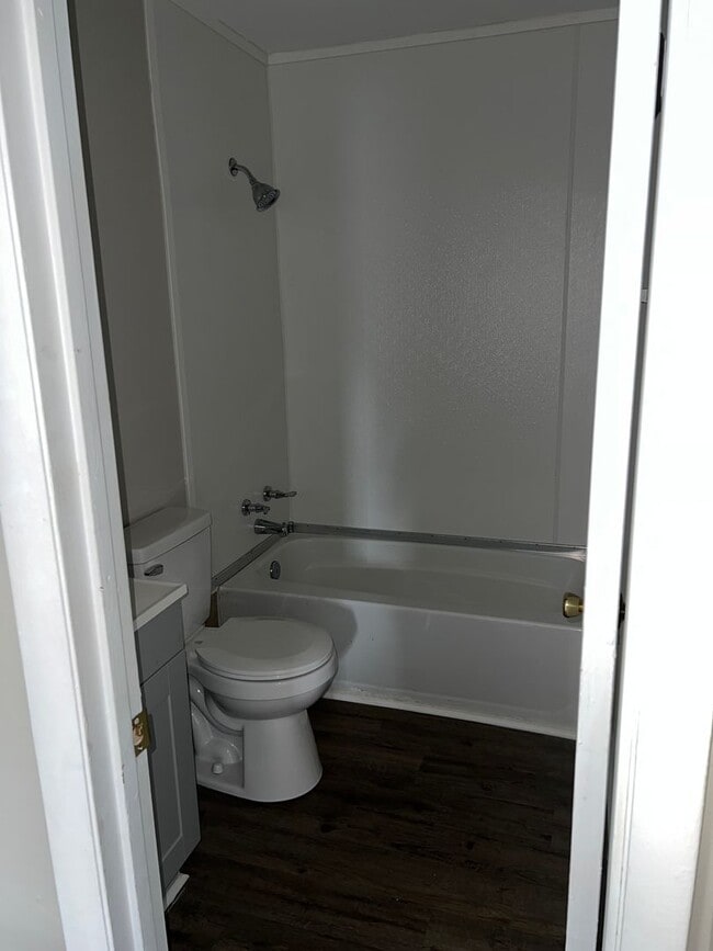 Building Photo - 2 bedroom 1 bath Duplex &  Washer & Dryer ...