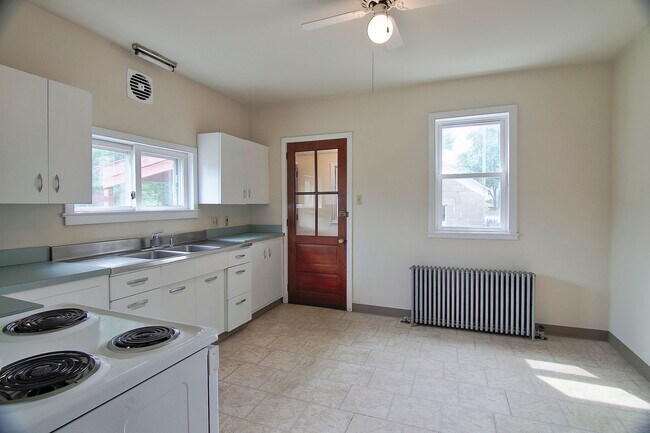 Building Photo - Spacious 4/5 Bedroom Home for Rent - Available Now!