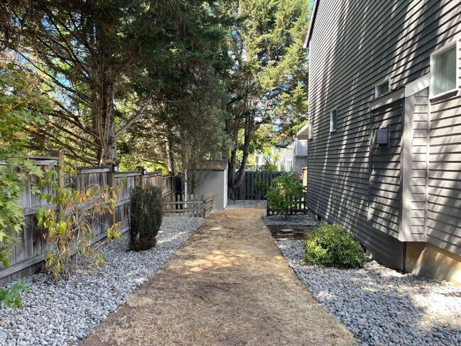 Building Photo - 13493 SE Rolling Meadows Dr