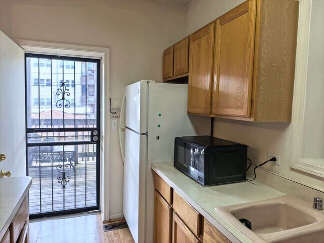 Building Photo - 651 E 50th Pl