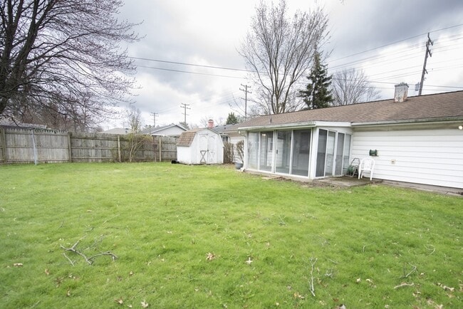 Building Photo - 9328 W Ridgewood Dr