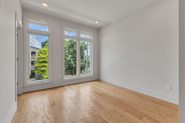 Building Photo - Stunning Salemtown Townhome With Fenced In Yard