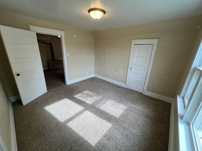 Building Photo - AVAILABLE JUNE - Upper 2 Bed 1 Bath in Billings Park Superior