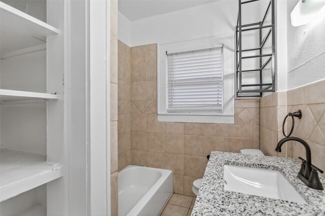 Building Photo - 5708 Live Oak St