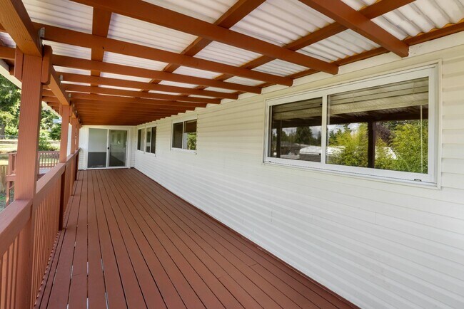 Building Photo - Spacious 5 Bedroom with Huge yard and 3 fireplaces