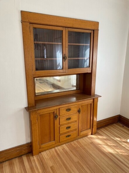 original built-in - 2918 N Gaylord St