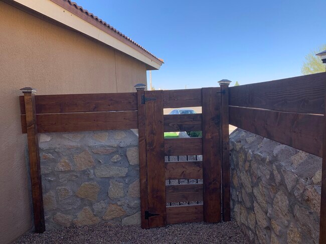 Building Photo - 2600 Snowy Rock Pl