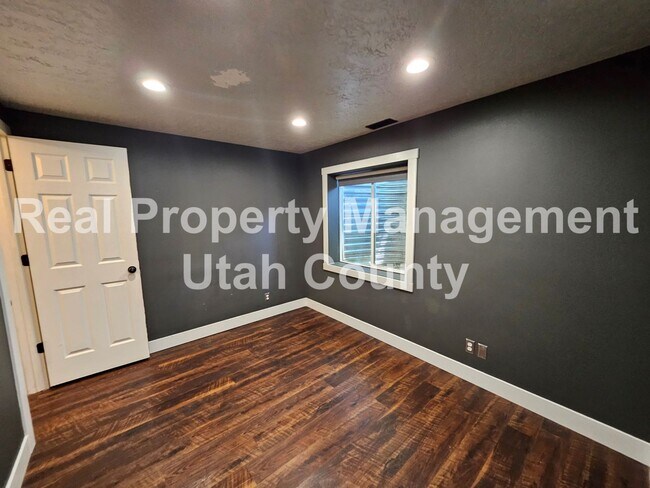 Building Photo - Townhome in Orem 3 bedroom 3.5 bathrooms