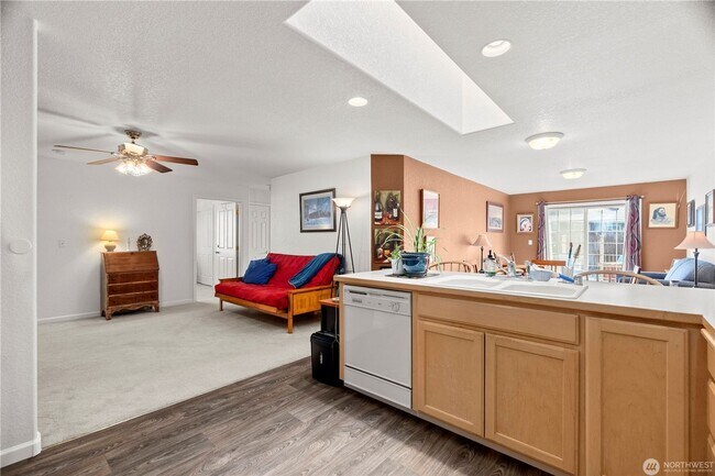 Building Photo - Quiet Updated Townhome in Prime Location!