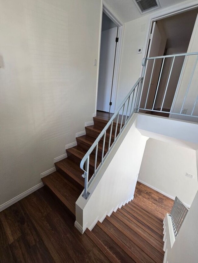 Building Photo - Unique 3 bedroom home located in the vibra...