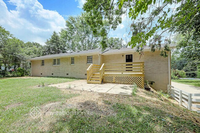 Building Photo - 562 Whispering Hills Dr