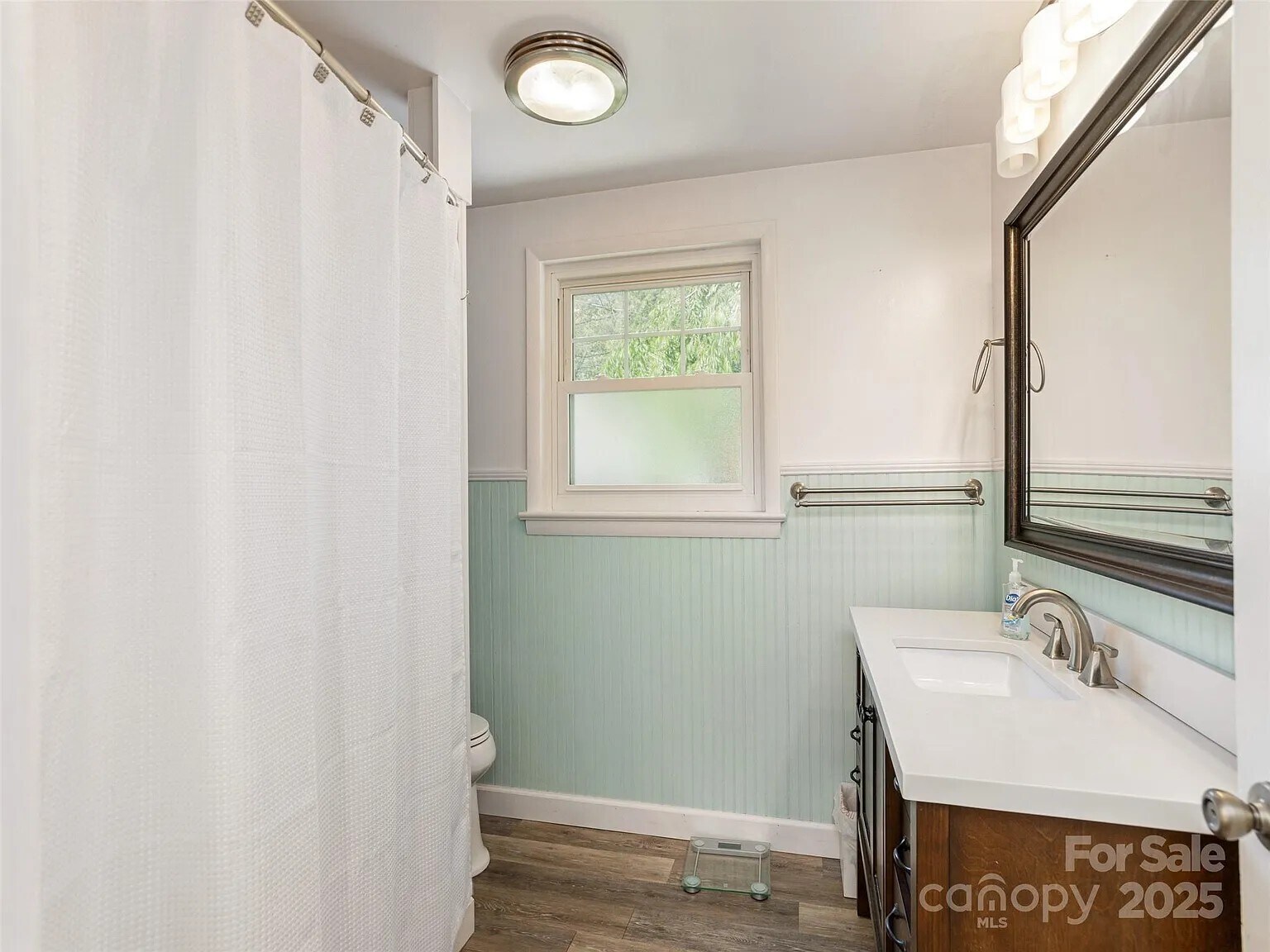 hall bath - 1101 Cherokee Dr