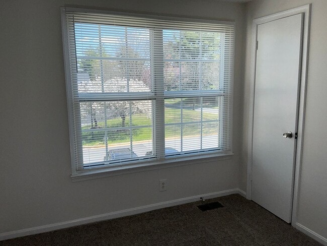 Building Photo - Very well maintained 3 bedroom 2 full 1 half bath town home located in the desired Stonebridge Co...