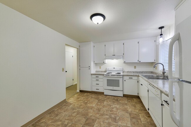 Building Photo - Remodeled  House - 4 Bed 2 Bath - Renton