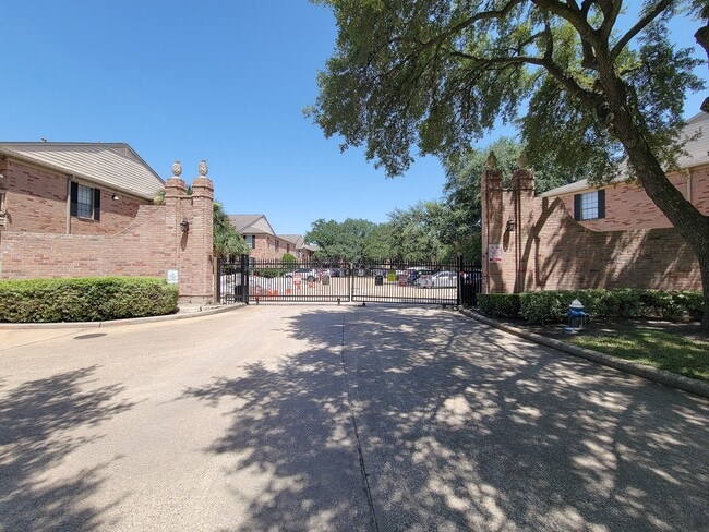 Building Photo - 2255 Braeswood Park Dr