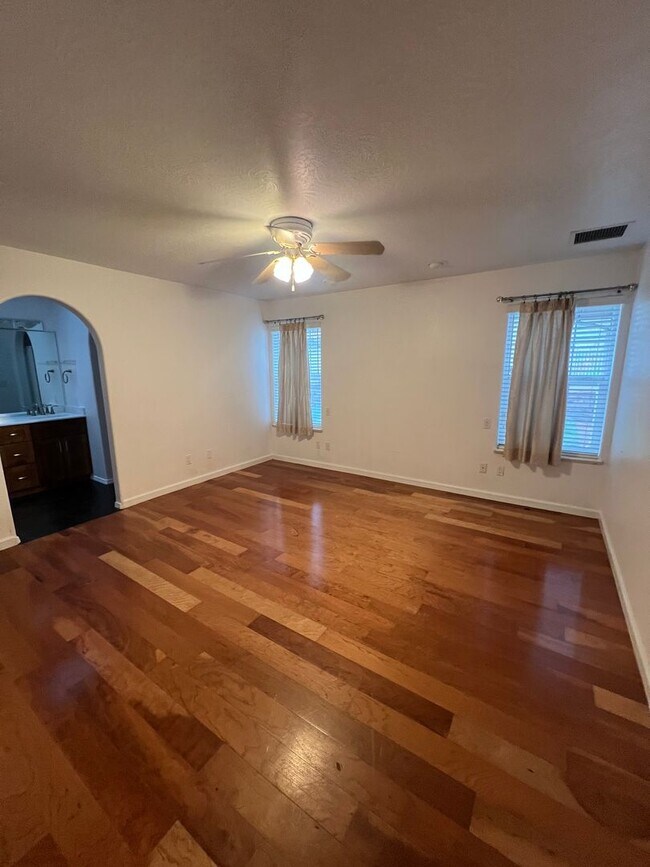 Building Photo - Executive Rental