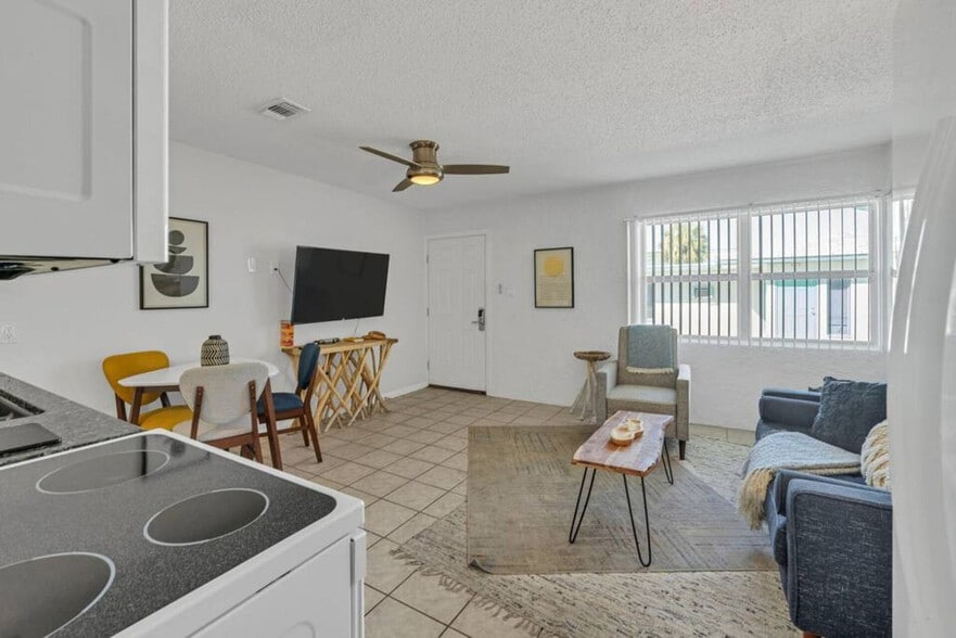 Building Photo - 302 Santa Rosa Blvd