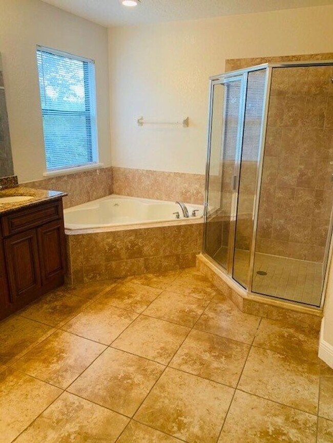 Building Photo - Gated Community of La Fortuna in Kissimmee