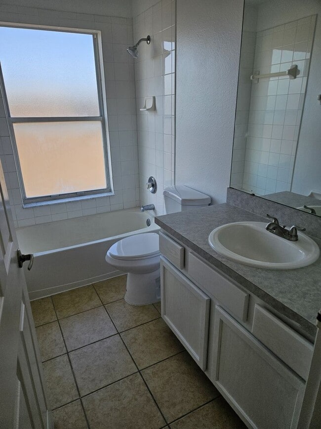 Building Photo - Kissimmee Pool Home with 7 bedrooms!