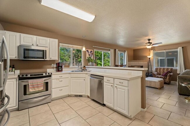 Building Photo - 749 Eagle Dr